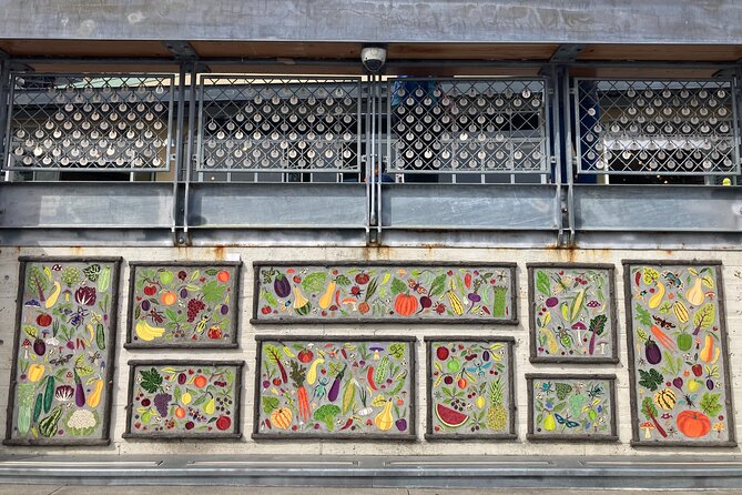 Food Tasting & Arts Tour of Pike Place Market - Stop 6: galleries and buskers add the arts part to the food