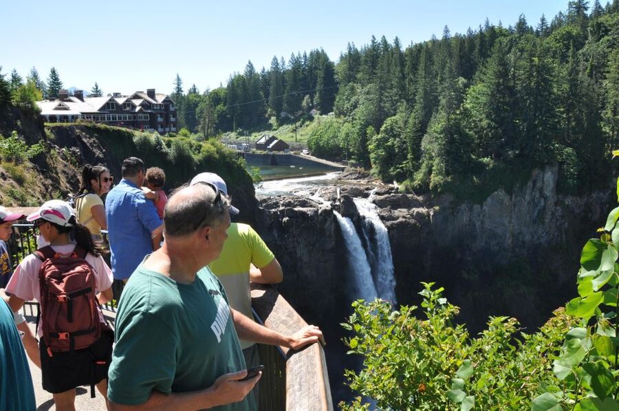From Seattle: Snoqualmie Falls and Wineries Tour w/ Transfer - Lunch, Shopping, and How to Avoid Feeling Rushed