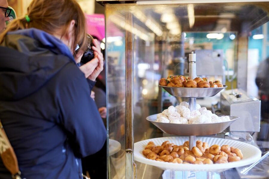 Insider's Breakfast and Culture Tour of Pike Place Market - Pike Place Fish: up close with the flying throwers