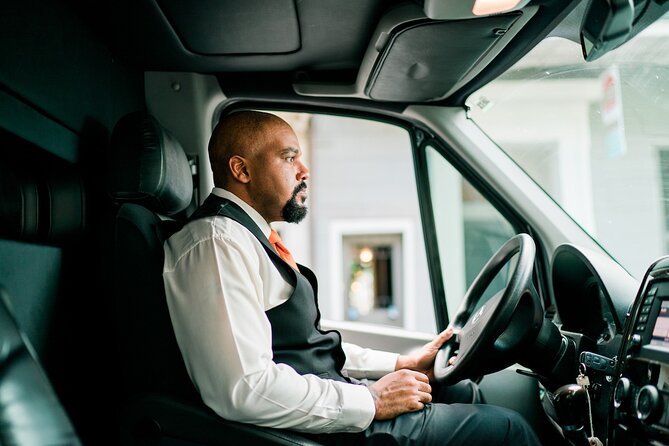 Seattle Arrival Chauffeur Driven Airport Transport - A private Seattle arrival that starts like you planned it