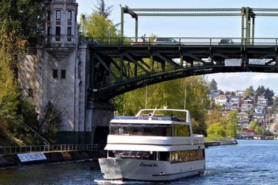 Seattle: Dinner Cruise Experience - Captain narration and the best moments for photos