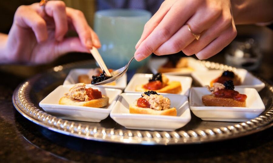 Seattle: Pike Place Market Guided Tasting Tour - What to bring (so you’re comfortable while you eat)